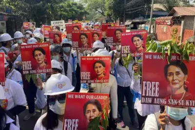 Aung San Suu Kyi Falls, but Myanmar’s Democratic Hopes Move On